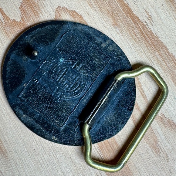 Vɪɴᴛᴀɢᴇ BTS 1981 Sᴏʟɪᴅ Bʀᴀss Oᴠᴀʟ Bᴇʟᴛ Bᴜᴄᴋʟᴇ ᴡɪᴛʜ Cʟᴏᴠᴇʀʟᴇᴀꜰ Pᴀɪsʟᴇʏ Dᴇsɪɢɴ - Picture 10 of 11